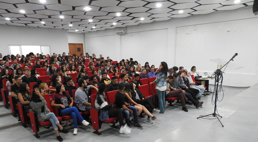 Estudantes reunidos no auditório para participarem da recepção do primeiro dia de aula Estudantes reunidos no auditório para participarem da recepção do primeiro dia de aula